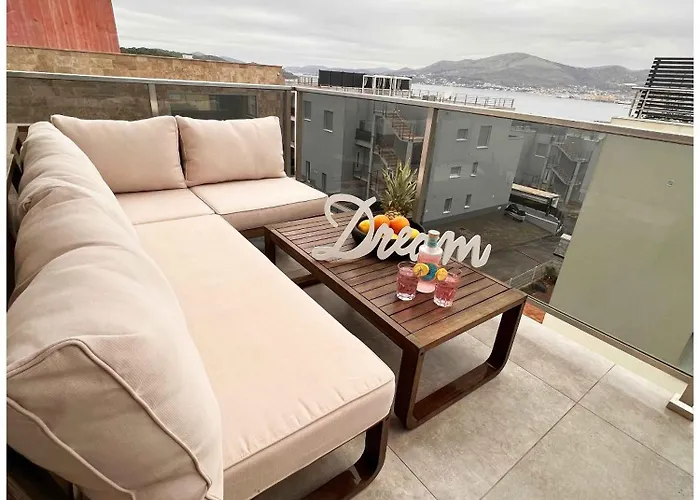 Oceanview Deluxe Penthouse With 89m2 Living Space 90m2 Roof Terrace Apartmán